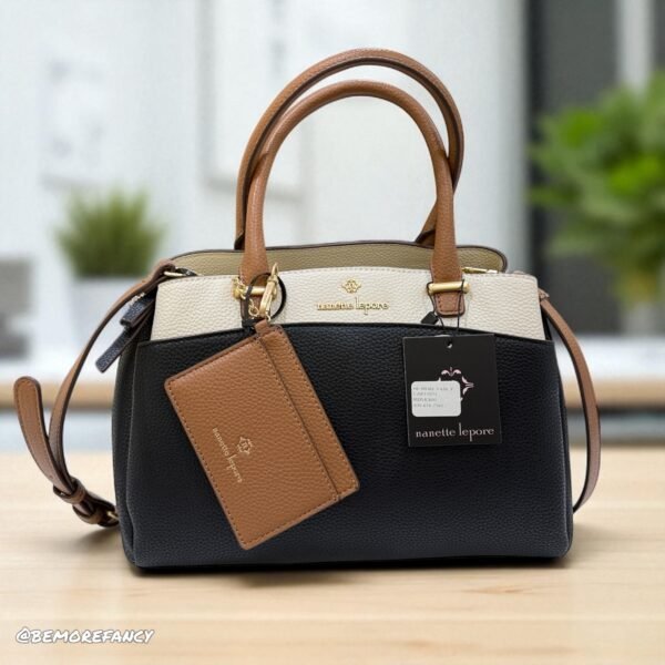 creame una descripcion para una cartera crossbody de la marca Aldo