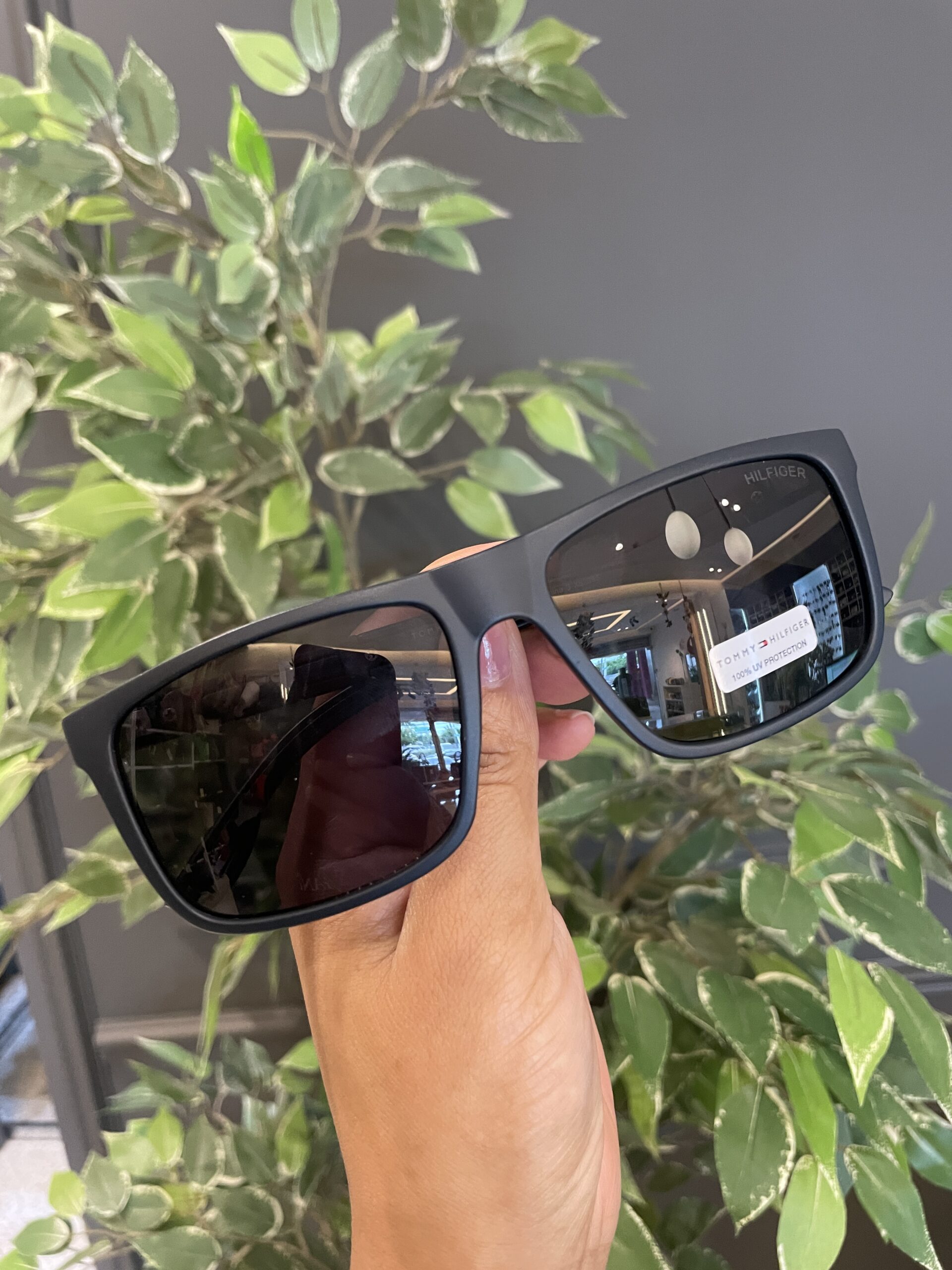 Gafas Tommy Hilfiger negras para hombres - Imagen 2