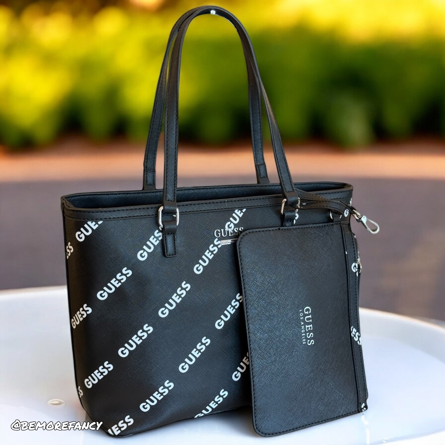 Cartera GUESS Kelani Negra logo