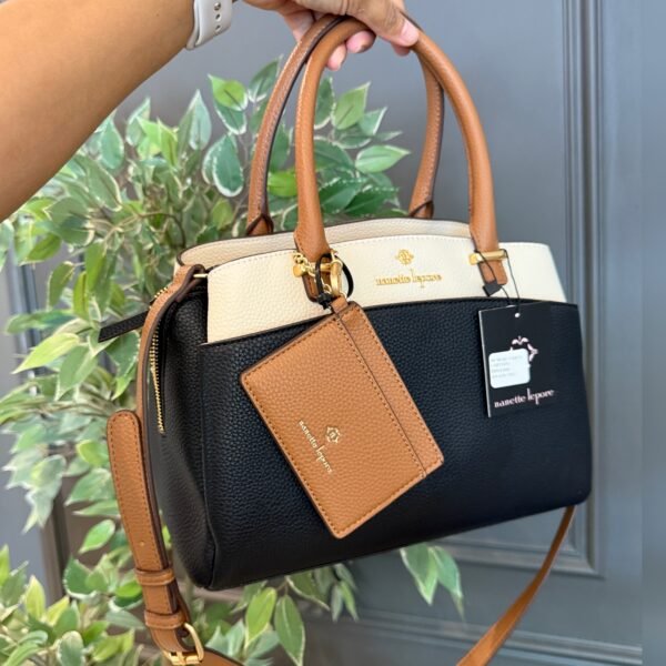 creame una descripcion para una cartera crossbody de la marca Aldo