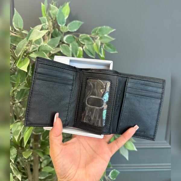 Billetera negra Calvin Klein tipo trifold para hombre, en piel auténtica. Estilo elegante, diseño funcional y sello distintivo de la marca.