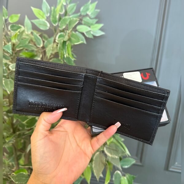 Billeteras para hombre con diseño funcional y elegante. Disponibles en distintos estilos como bifold, trifold o con clip, ideales para organizar tarjetas, billetes y documentos con estilo y comodidad."