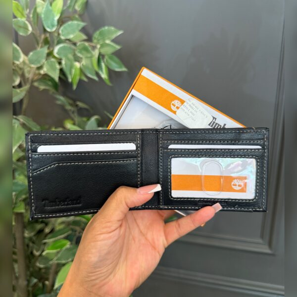 Billetera Timberland tipo money clip para hombre, en piel auténtica. Compacta, moderna y funcional, ideal para llevar lo esencial con estilo.